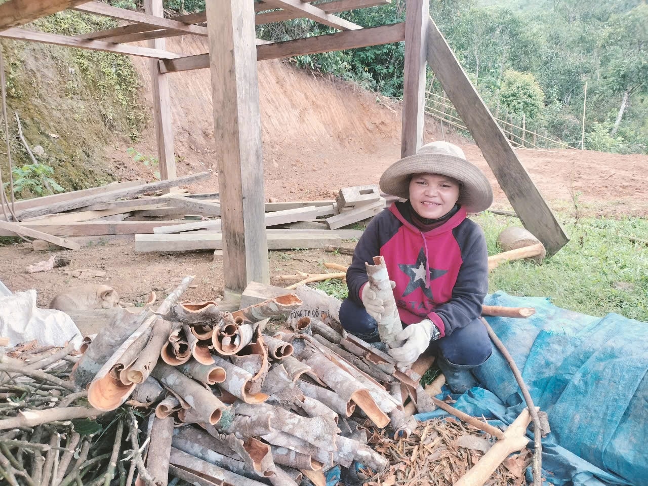 Chị Cao Thị Hiền mong mỏi được về Quảng Nam, và mong các cấp sớm giải quyết việc chồng lấn địa giới để bà con bớt thiệt thòi. Chị Cao Thị Hiền mong mỏi được về Quảng Nam, và mong các cấp sớm giải quyết việc chồng lấn địa giới để bà con bớt thiệt thòi.