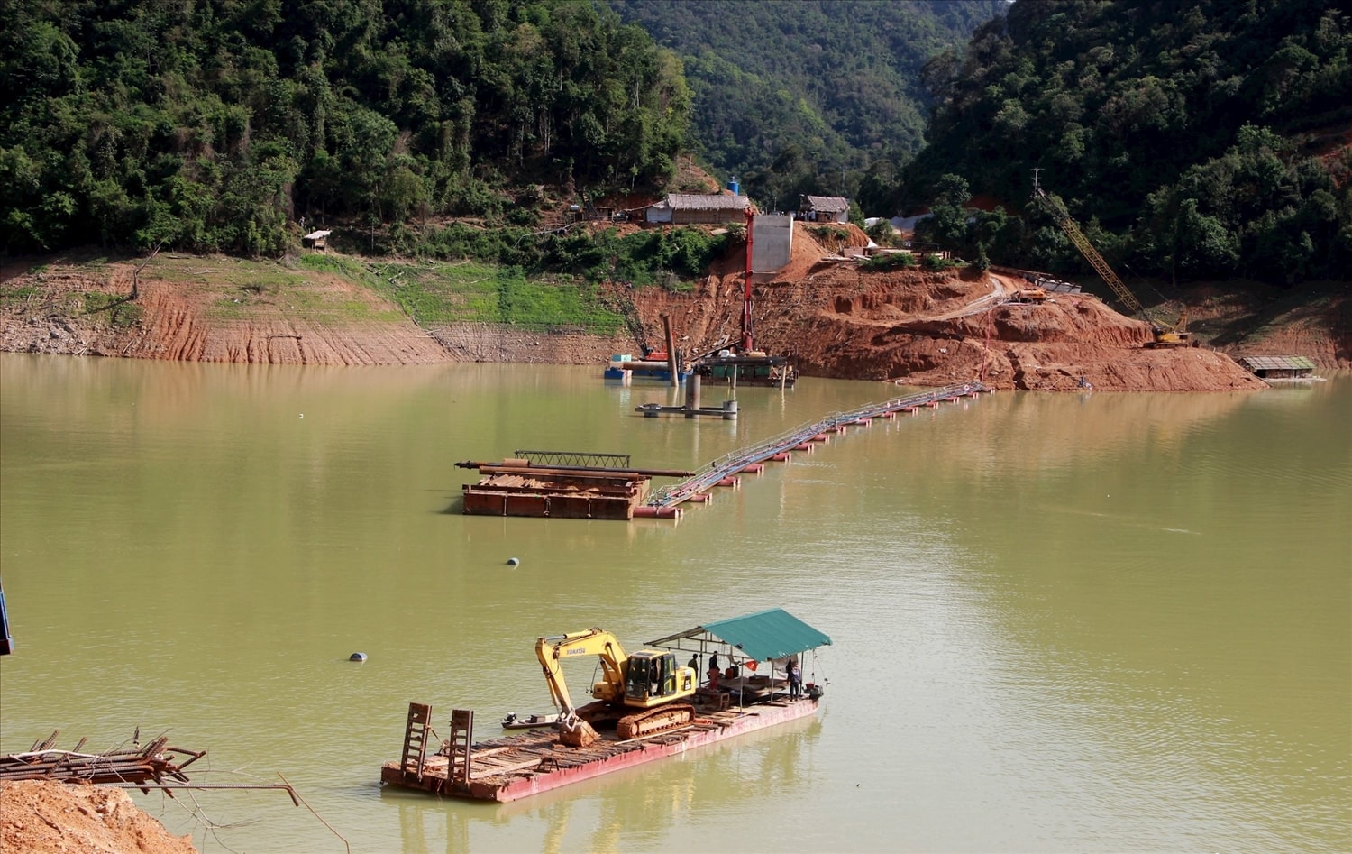 Khó khăn lớn nhất của dự án mở đường vào các xã vùng lòng hồ bản Vẽ huyện Tương Dương là biện pháp thi công cầu Suối Hộc