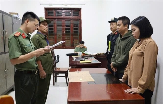 Đối tượng Phạm Tuấn Phong và Đồng Thị Minh Thắng là 2 trong số 12 đối tượng bị Công an tỉnh Lạng Sơn bắt tạm giam. Ảnh: TTXVN