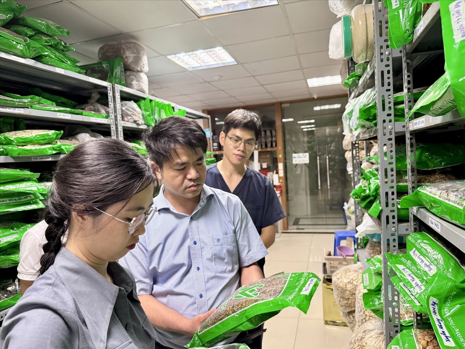 TS.DS Trần Minh Ngọc - Phó Cục trưởng Cục Quản lý Y, Dược cổ truyền - Trưởng đoàn kiểm tra của Cục Quản lý Y, Dược cổ truyền kiểm tra tại Phòng khám chuyên khoa Y học cổ truyền Quốc Y Đường ở Hà Nội chiều 21/5.