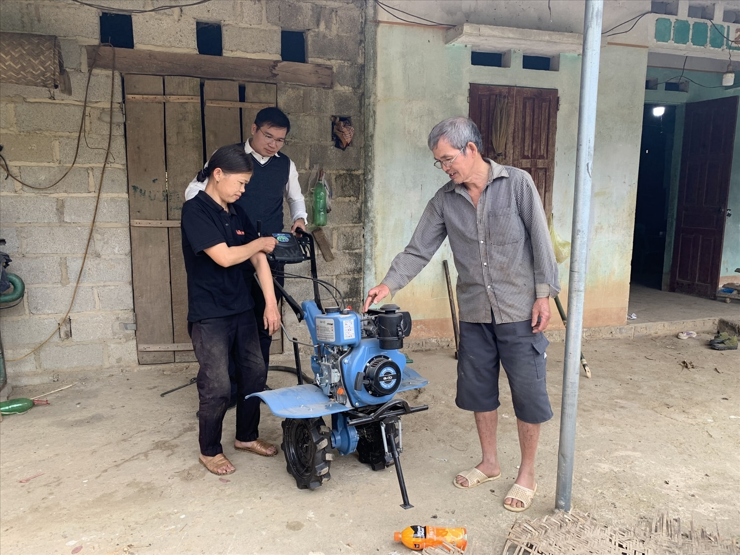 Ông Hà Văn Quyền, Người có uy tín thôn Nà Pục, xã Bắc La đến thăm, động viên gia đình hộ nghèo trên địa bàn thôn