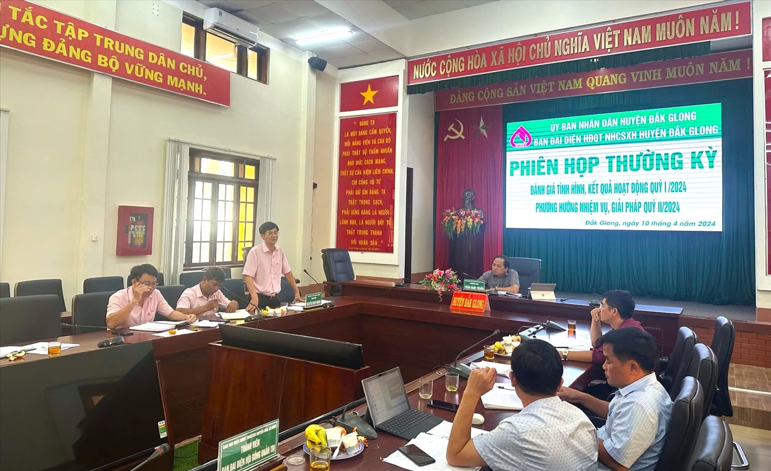 Giám đốc chi nhánh NHCSXH tỉnh Đắk Nông Nguyễn Minh Hướng phát biểu tại phiên họp thường kỳ đánh giá tình hình, kết quả hoạt động tại huyện Đắk Glong 