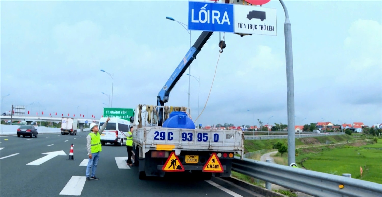 Lực lượng chức năng kiểm tra biển báo giao thông trên các tuyến cao tốc trước mùa mưa bão