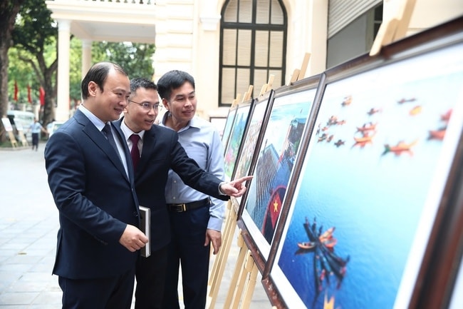  Các đại biểu xem triển lãm ảnh Happy Vietnam 2024