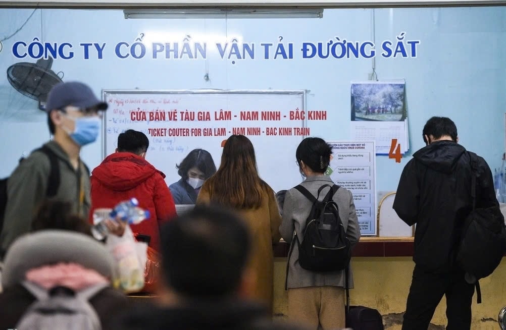Hành khách mua vé tàu liên vận quốc tế tại ga Gia Lâm. (Ảnh: VNR)