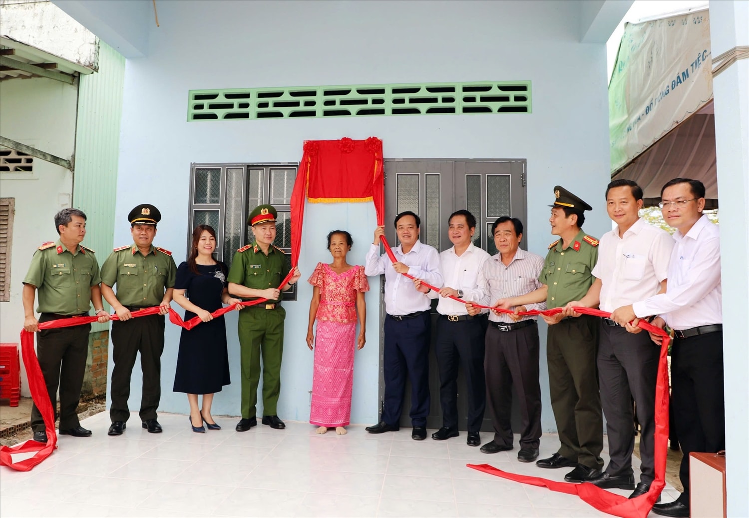 Thứ trưởng Nguyễn Ngọc Lâm cùng lãnh đạo tỉnh Bạc Liêu thực hiện nghi thức trao nhà cho bà Sơn Sà Qui Thứ trưởng Nguyễn Ngọc Lâm cùng lãnh đạo tỉnh Bạc Liêu thực hiện nghi thức trao nhà cho bà Sơn Sà Qui