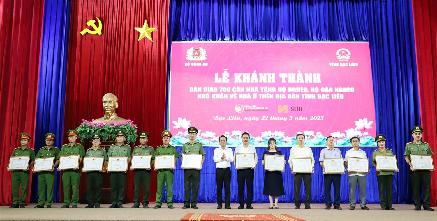 Ông Phạm Văn Thiều, Chủ tịch UBND tỉnh Bạc Liêu trao Bằng khen đến các tập thể Ông Phạm Văn Thiều, Chủ tịch UBND tỉnh Bạc Liêu trao Bằng khen đến các tập thể