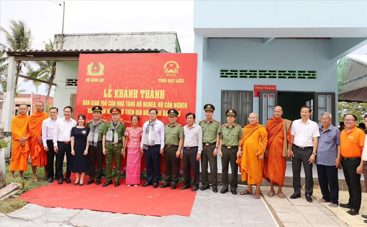 Lãnh đạo Bộ Công an và lãnh đạo tỉnh Bạc Liêu cùng các vị trong Hội đoàn kết sư sãi yêu nước tỉnh đã đến trao nhà, chúc mừng gia đình bà Sơn Sà Qui Lãnh đạo Bộ Công an và lãnh đạo tỉnh Bạc Liêu cùng các vị trong Hội đoàn kết sư sãi yêu nước tỉnh đã đến trao nhà, chúc mừng gia đình bà Sơn Sà Qui