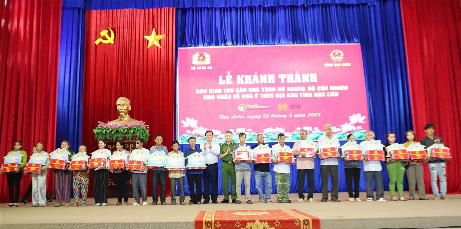 Thứ trưởng Nguyễn Ngọc Lâm và đồng chí Huỳnh Quốc Việt, Phó Bí thư Thường trực Tỉnh ủy Bạc Liêu trao bảng tượng trưng và quà mừng nhà mới Thứ trưởng Nguyễn Ngọc Lâm và đồng chí Huỳnh Quốc Việt, Phó Bí thư Thường trực Tỉnh ủy Bạc Liêu trao bảng tượng trưng và quà mừng nhà mới