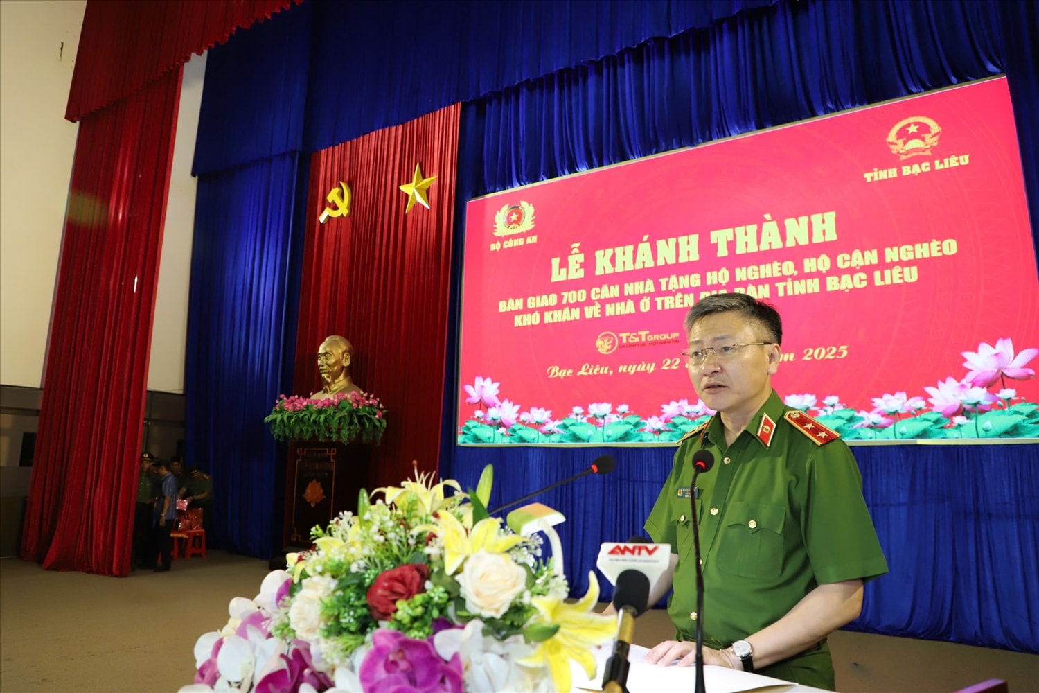 Thứ trưởng Bộ Công an Nguyễn Ngọc Lâm phát biểu tại buổi lễ khánh thành trao 700 căn nhà tại Bạc Liêu Thứ trưởng Bộ Công an Nguyễn Ngọc Lâm phát biểu tại buổi lễ khánh thành trao 700 căn nhà tại Bạc Liêu