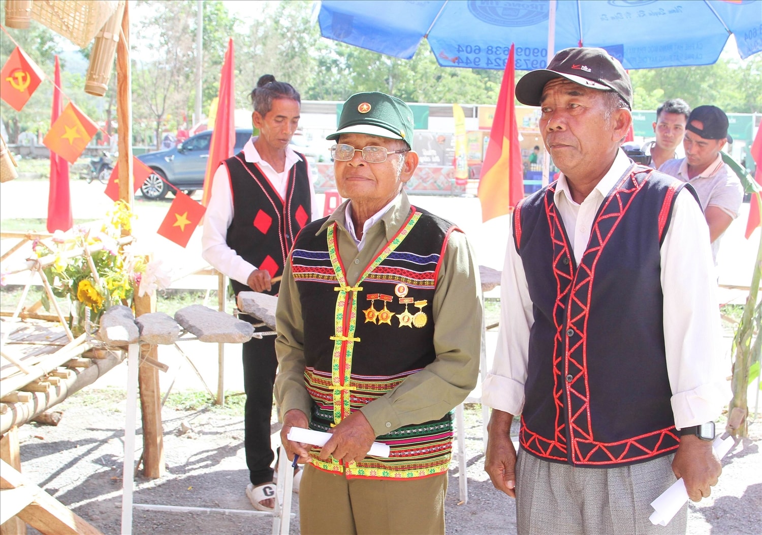 Người có uy tín- Nghệ nhân Ưu tú Pi Năng Trách (bìa phải) tham gia Ban Giám khảo chấm giải nhà sàn tại Lễ hội Văn hóa Raglay huyện Bác Ái 2025. 