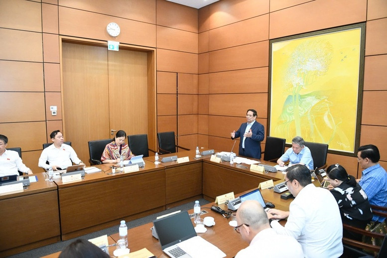 Thủ tướng Phạm Minh Chính, đại biểu Quốc hội đoàn Cần Thơ đánh giá cao các ý kiến phát biểu chất lượng của các đại biểu, cho thấy nắm rất chắc tình hình, phản ánh đầy đủ ý kiến cử tri và đề xuất các giải pháp - Ảnh: VGP/Nhật Bắc