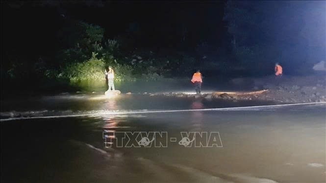 Lực lượng cứu hộ huyện Hải Hà (Quảng Ninh) tìm kiếm 2 học sinh bị nước lũ cuốn trôi. Ảnh: TTXVN Lực lượng cứu hộ huyện Hải Hà (Quảng Ninh) tìm kiếm 2 học sinh bị nước lũ cuốn trôi. Ảnh: TTXVN