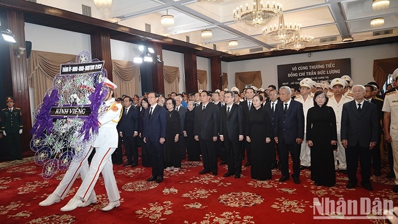 Đoàn Thành ủy, Hội đồng nhân dân, Ủy ban nhân dân, Ủy ban Mặt trận Tổ quốc Việt Nam Thành phố Hồ Chí Minh viếng Nguyên Chủ tịch nước Trần Đức Lương (Ảnh Thế Anh).