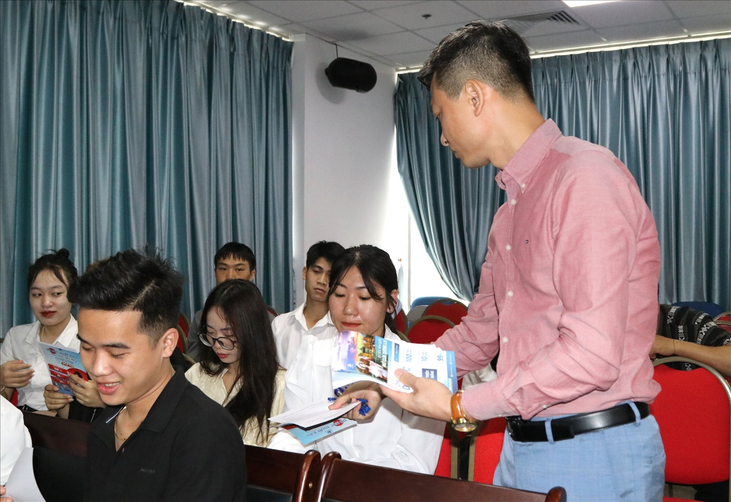 Các doanh nghiệp  giới thiệu nghề nghiệp cho sinh viên Học viện Dân tộc