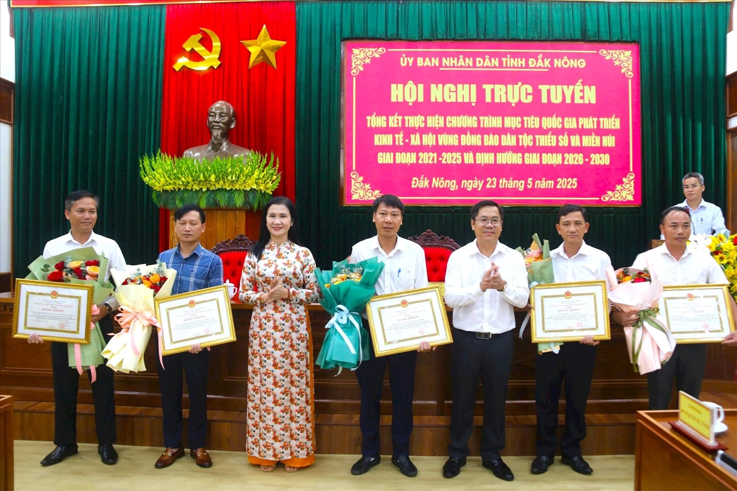 Phó Chủ tịch UBND tỉnh Đắk Nông Tôn Thị Ngọc Hạnh trao tặng Bằng khen của Chủ tịch UBND tỉnh cho các tập thể