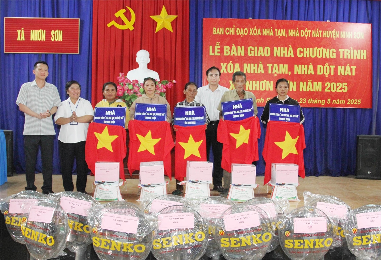 Cán bộ lãnh đạo huyện Ninh Sơn và lãnh đạo xã Nhơn Sơn trao bảng tượng trưng, cờ Tổ quốc, quà tặng cho các hộ nhận bàn giao nhà. 