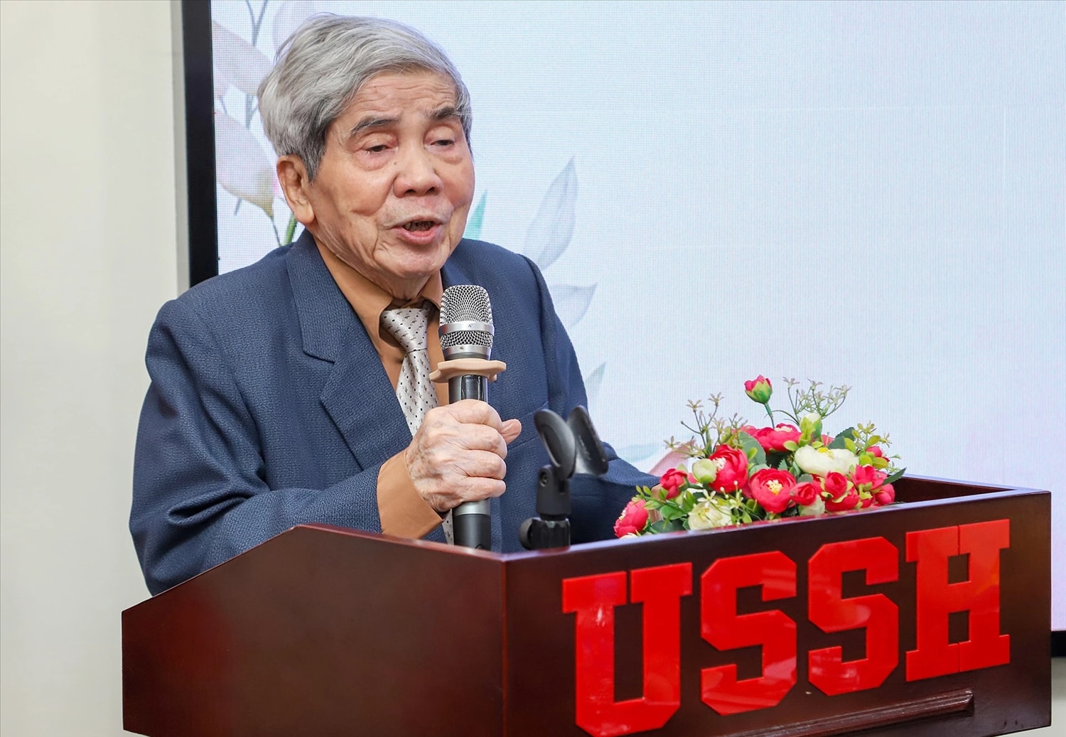 Giáo sư Hà Minh Đức phát biểu tại chương trình.