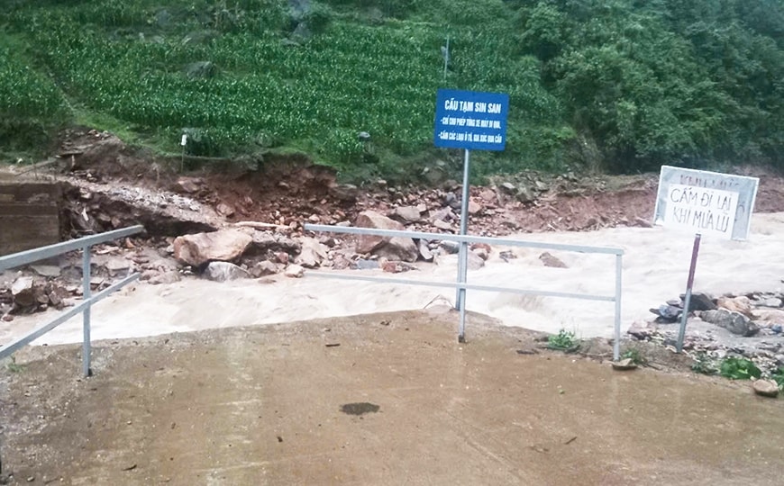 Cầu dân sinh ở Sim San, xã Y Tý bị cuốn trôi khiến cho các thôn Hồng Ngài, Sim San 1 và Sim San 2 bị ách tắc giao thông cục bộ, chia cắ