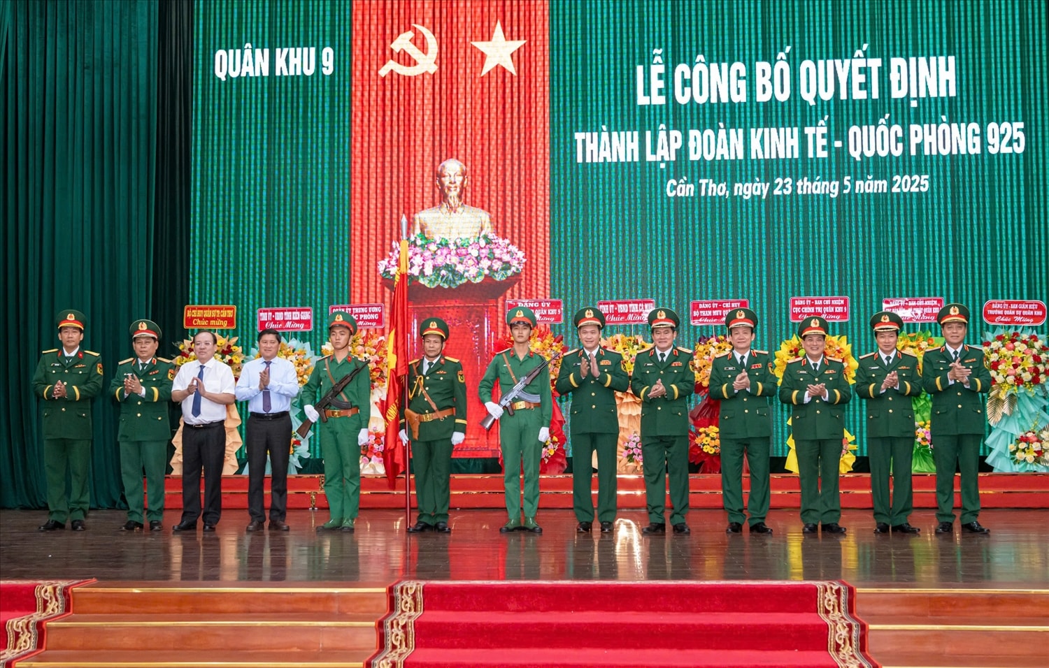 Thượng tướng Vũ Hải Sản cùng các địa biểu chúc mừng và giao nhiệm vụ cho Thù trường Đoàn kinh tế - Quốc phòng 925 Thượng tướng Vũ Hải Sản cùng các địa biểu chúc mừng và giao nhiệm vụ cho Thù trường Đoàn kinh tế - Quốc phòng 925