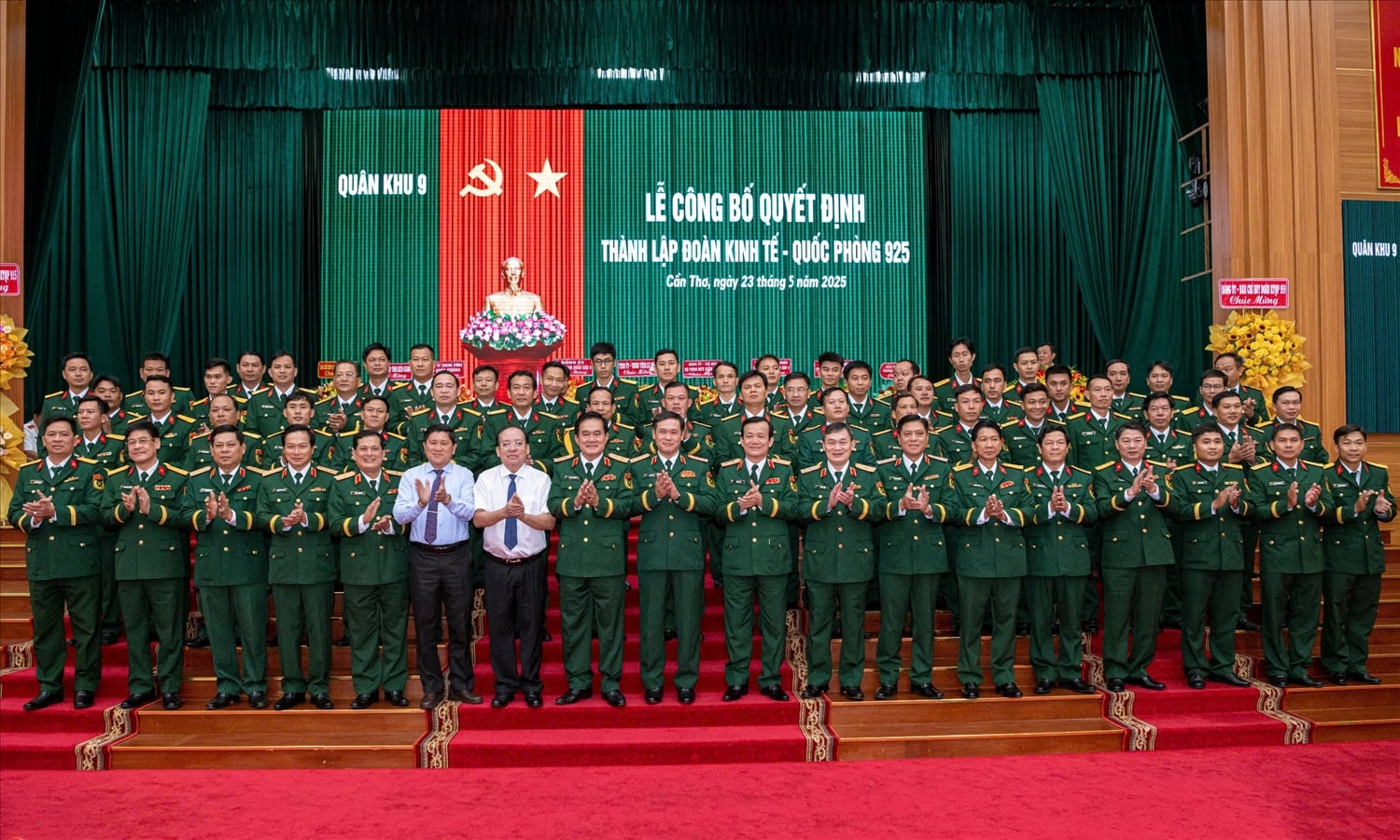 Các đại biểu chụp ảnh lưu niệm tại buổi lễ công bố Quyết định Các đại biểu chụp ảnh lưu niệm tại buổi lễ công bố Quyết định