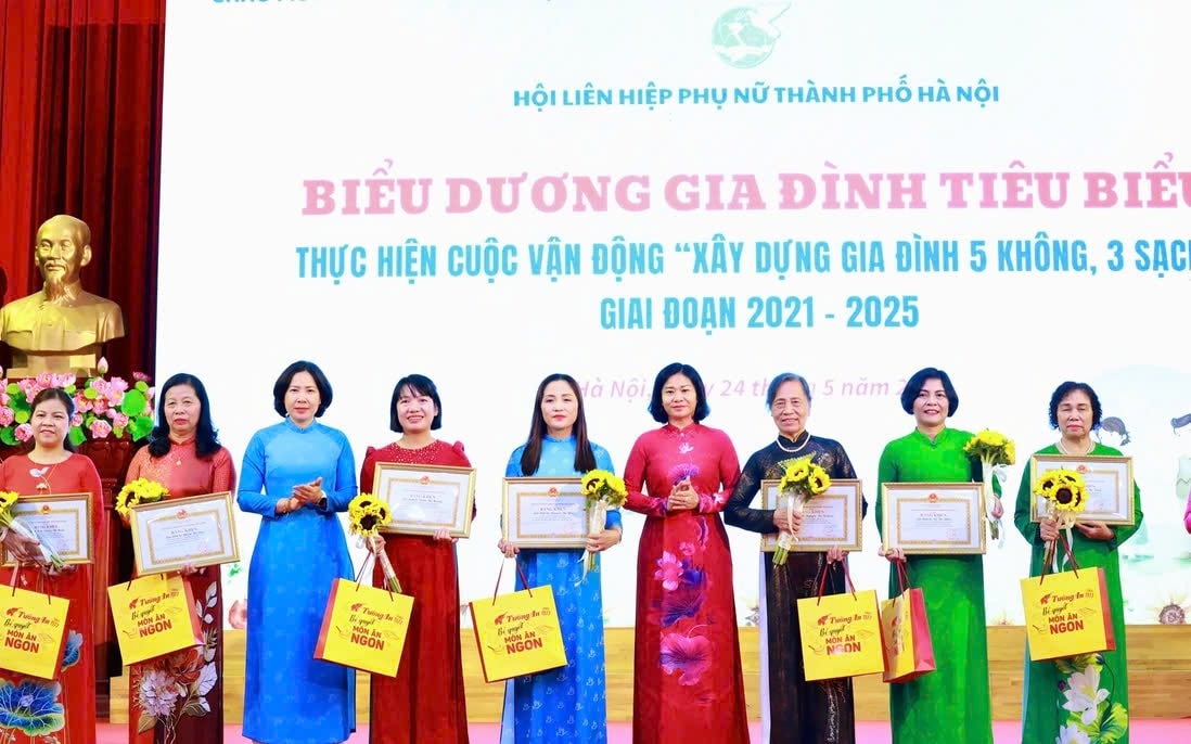 Chủ tịch Hội LHPN Việt Nam Nguyễn Thị Tuyến (thứ 4 từ phải sang) và Chủ tịch Hội LHPN TP Hà Nội Lê Kim Anh (thứ 3 từ trái sang) trao Bằng khen của UBND TP Hà Nội cho 10 gia đình tiêu biểu trong thực hiện Cuộc vận động 