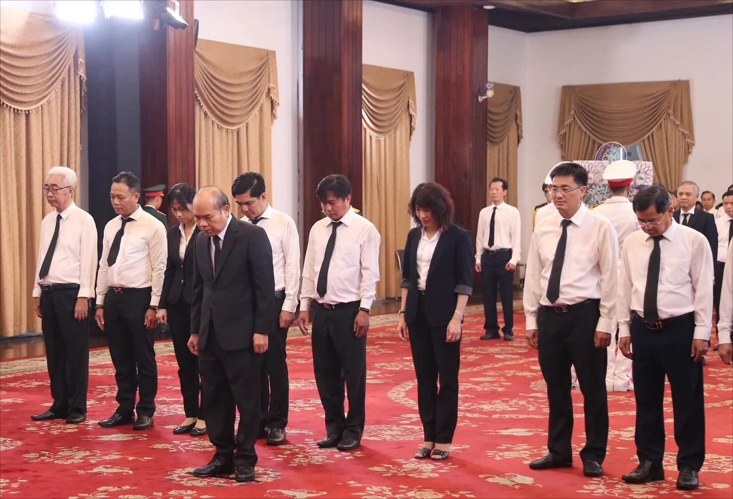 Dù trời mưa, dòng người vẫn không ngừng đổ về viếng nguyên Chủ tịch nước Trần Đức Lương tại TP. Hồ Chí Minh 5