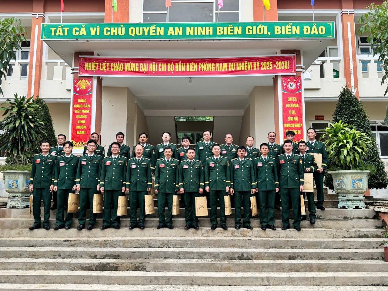 Các đại biểu tham dự Đại hội chụp ảnh lưu niệm tại Đồn Biên phòng Nam Du