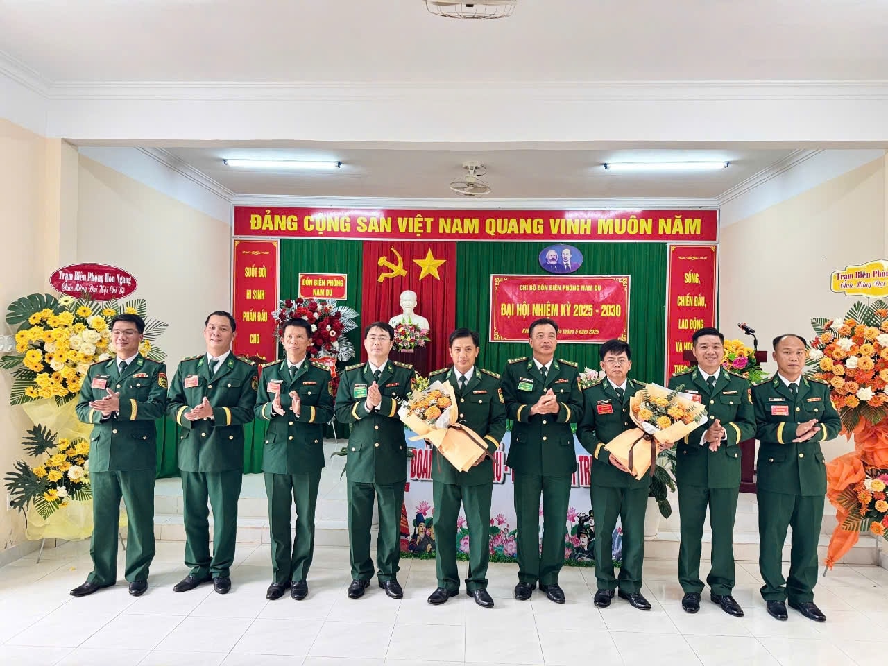 Đại tá Nguyễn Trường Giang ( đứng tứ 4 từ phải qua), Phó Chỉ huy Trưởng Nghiệp vụ và Thượng tá Phạm Quốc Tuấn  Tuấn ( đứng thứ 4  bên trái qua ), Phó Chủ nhiệm Chính trị BĐBP tỉnh Kiên Giang tặng hoa chúc mừng  Ban Chấp hành Chi bộ Đồn Biên phòng Nam Du  nhiệm kỳ 2025 - 2030 