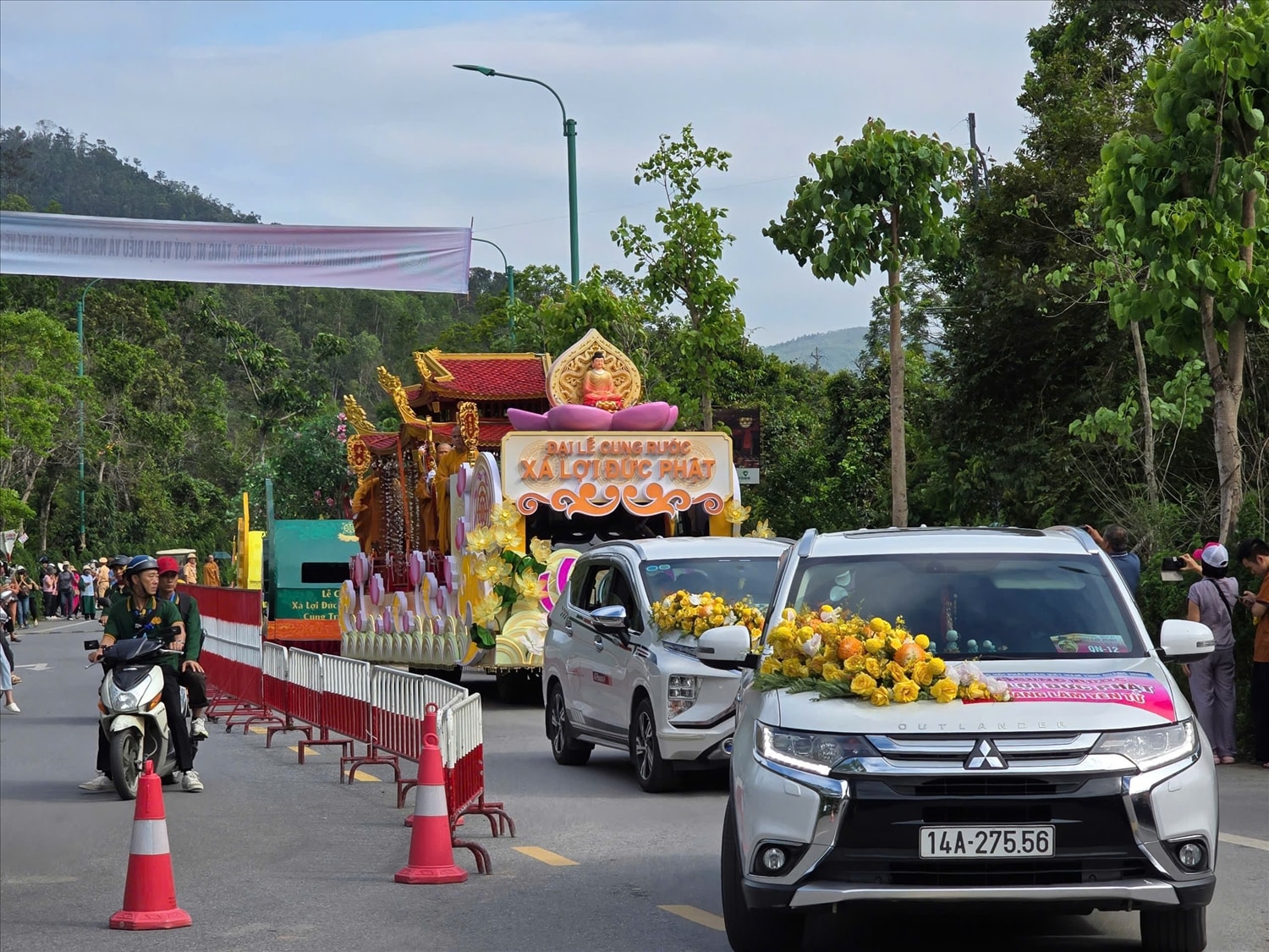Chiều 25/5, nghi thức cung thỉnh Xá lợi Đức Phật từ chùa Phúc Sơn, huyện Tân Yên (tỉnh Bắc Giang) về Cung Trúc Lâm Yên Tử, xã Thượng Yên Công, thành phố Uông Bí (Quảng Ninh) diễn ra với sự tham dự của hàng nghìn đại biểu, tăng ni, phật tử