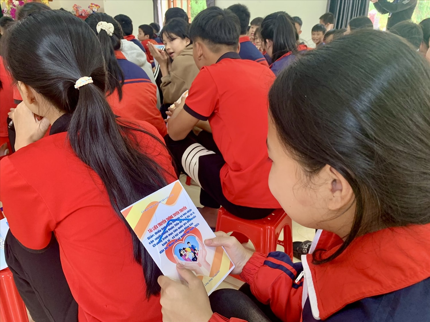 Văn Lãng đẩy mạnh việc tuyên truyền và phát miễn phí  tờ rơi và  tài liệu tuyên truyền phòng chống tảo hôn trong trường học