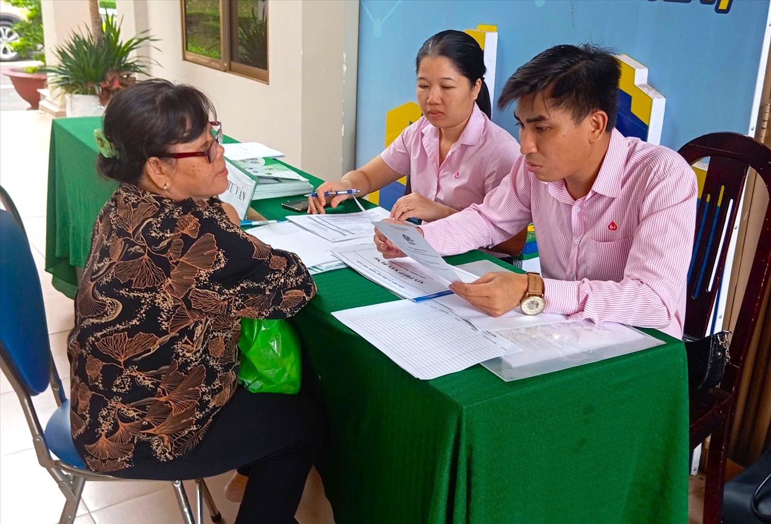 Cán bộ NHCSXH tỉnh Đồng Nai tư vấn vốn vay nhà ở xã hội cho người dân trên địa bàn Cán bộ NHCSXH tỉnh Đồng Nai tư vấn vốn vay nhà ở xã hội cho người dân trên địa bàn