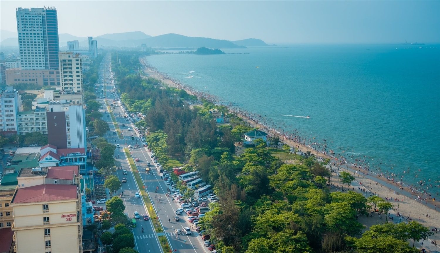 Bãi biển Cửa Lò nhìn từ trên cao - Ảnh: Đức Anh