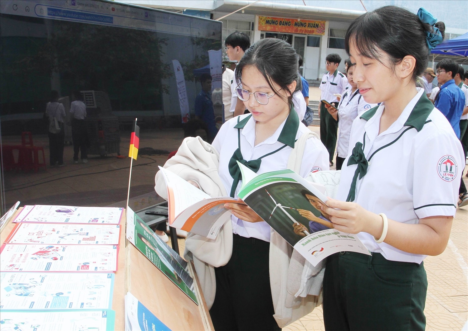 Học sinh Trường THPT Chuyên Lê Quý Đôn tỉnh Ninh Thuận tìm hiểu cơ hội học tập, làm việc tại Đức. 