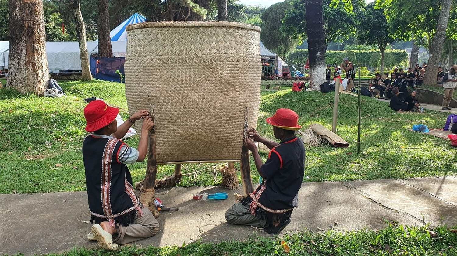 Nghệ nhân Ba Na ở huyện Đak Đoa trình diễn nghề đan lát truyền thống tại Ngày hội văn hoá các DTTS năm 2024