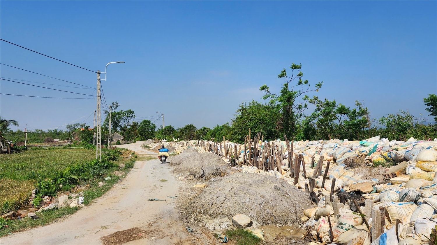 Tuyến đê Điền Công ở phường Trưng Vương, thành phố Uông Bí (Quảng Ninh) được địa phương chủ động gia cố