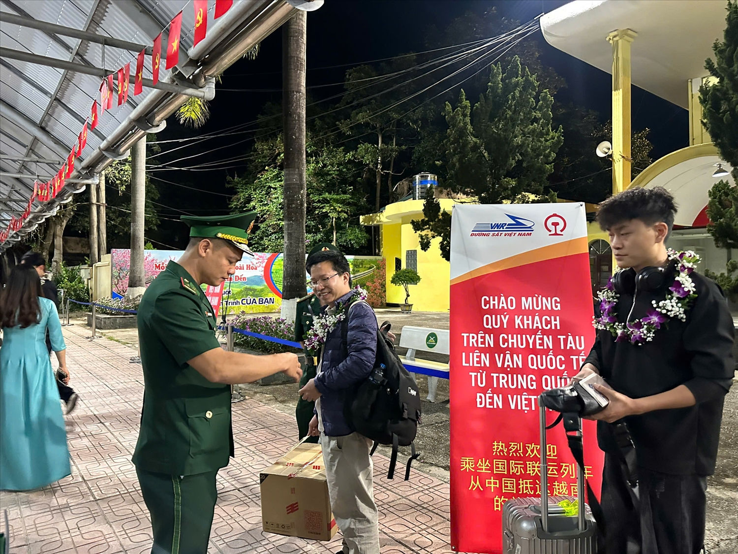 Những hành khách quốc tế đầu tiên quay trở lại Việt Nam trên tuyến đường sắt liên vận Việt Nam - Trung Quốc. (Ảnh: BCR)
