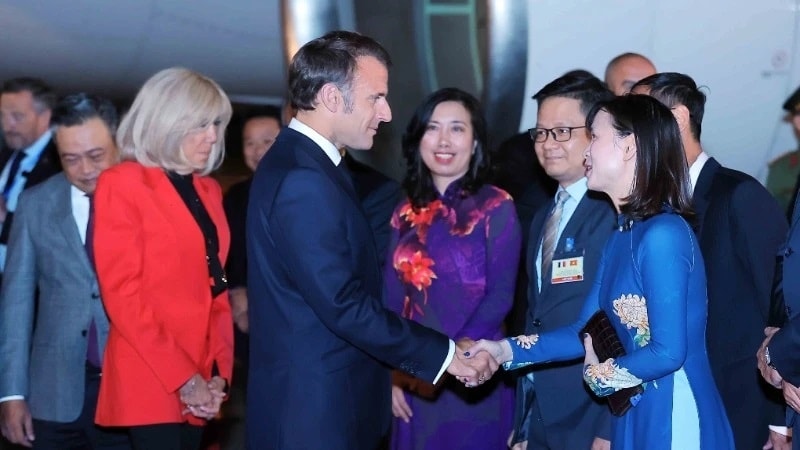 Tối 25/5, Tổng thống Cộng hòa Pháp Emmanuel Macron và Phu nhân đến Hà Nội, bắt đầu chuyến thăm cấp Nhà nước tới Việt Nam từ 25-27/5/2025, theo lời mời của Chủ tịch nước Lương Cường. (Ảnh: An Đăng/TTXVN)