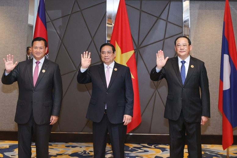 Thủ tướng Phạm Minh Chính cùng Thủ tướng Vương quốc Campuchia Samdech Thipadei Hun Manet và Thủ tướng CHDCND Lào Sonexay Siphandone - Ảnh: VGP/Nhật Bắc