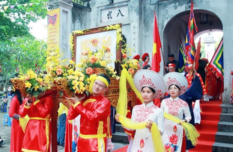 Rước Bằng xếp hạng Di tích quốc gia đặc biệt vào Đền Quán Thánh ngày 29/5/2022. (Ảnh: VGP/Đình Nam)