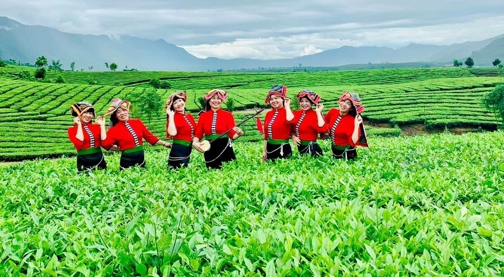 Nơi đây không chỉ mang đến những khung cảnh nên thơ mà còn là cơ hội để du khách cảm nhận sự giao hòa giữa con người và thiên nhiên, giữa cuộc sống lao động và văn hóa truyền thống vùng cao