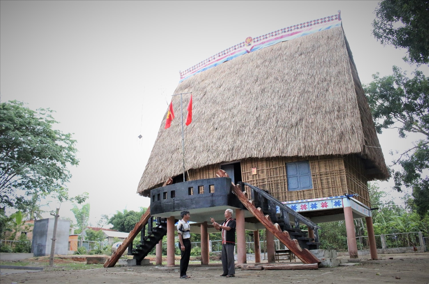 Với sự tuyên truyền, vận động của ông A Gởi (bên phải), Người có uy tín làng Kroong Klah, xã Kroong, người dân trong làng đã chung tay, góp sức sửa chữa lại nhà rông truyền thống 