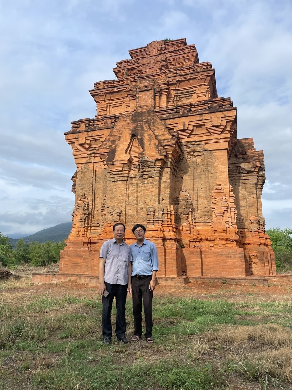GS.TS. Nguyễn Văn Kim (bên trái) -  Phó Chủ tịch Hồng đồng Di sản Văn hóa  Quốc gia  và ThS. Đổng Thành Danh - Trung tâm Nghiên cứu Văn hóa Chăm Ninh Thuận khảo sát thực tế tại đền tháp Hòa Lai