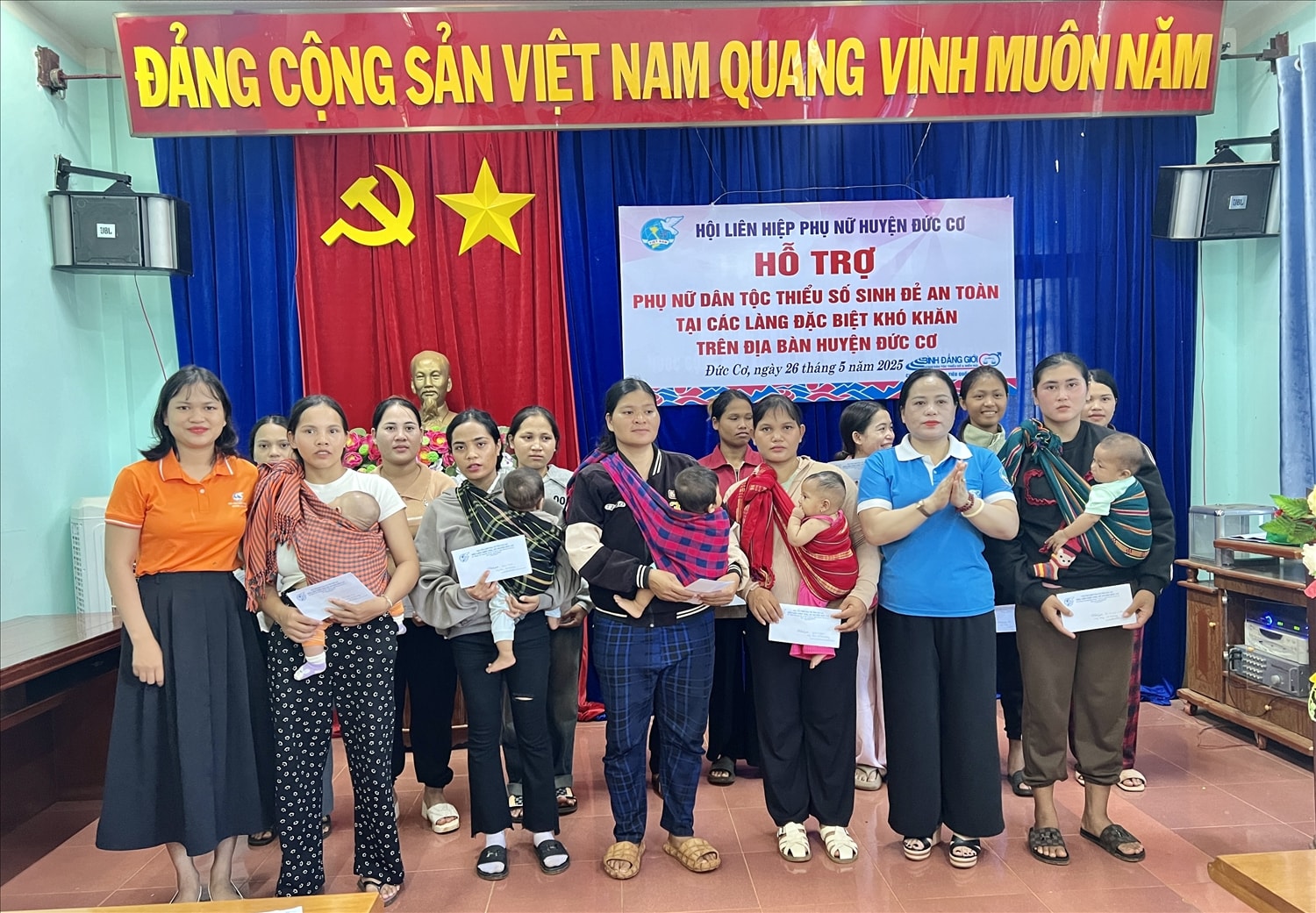 (Tin chuyên đề) Phụ nữ Đức Cơ (Gia Lai) trao kinh phí hỗ trợ cho 59 phụ nữ DTTS sinh đẻ an toàn 1