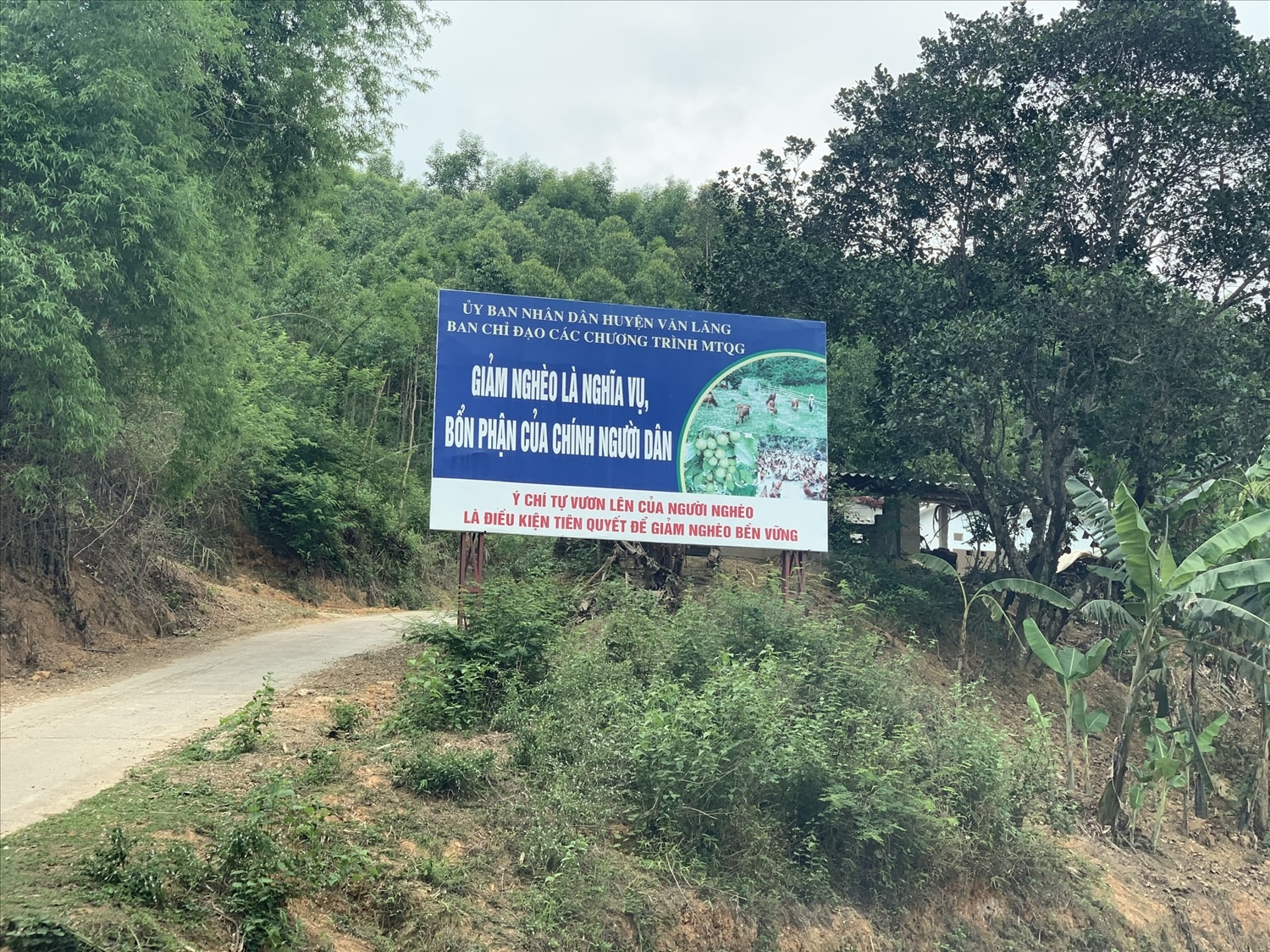 Pa nô cỡ lớn truyền thông về giảm nghèo được bố trí ở nơi dễ nhìn, dễ thấy, góp phần nâng cao nhận thức về công tác giảm nghèo