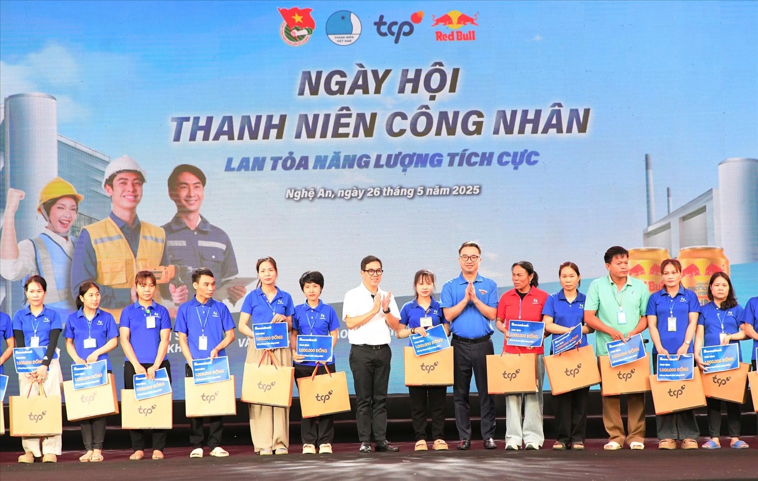 Ban tổ chức trao quà cho công nhân có hoàn cảnh khó khăn