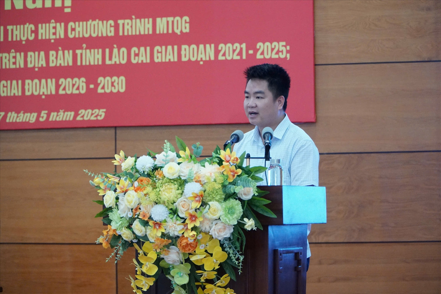 Đại biểu các xã đang thụ hưởng nguồn lực chương trình phát biểu ý kiến tại hội nghị