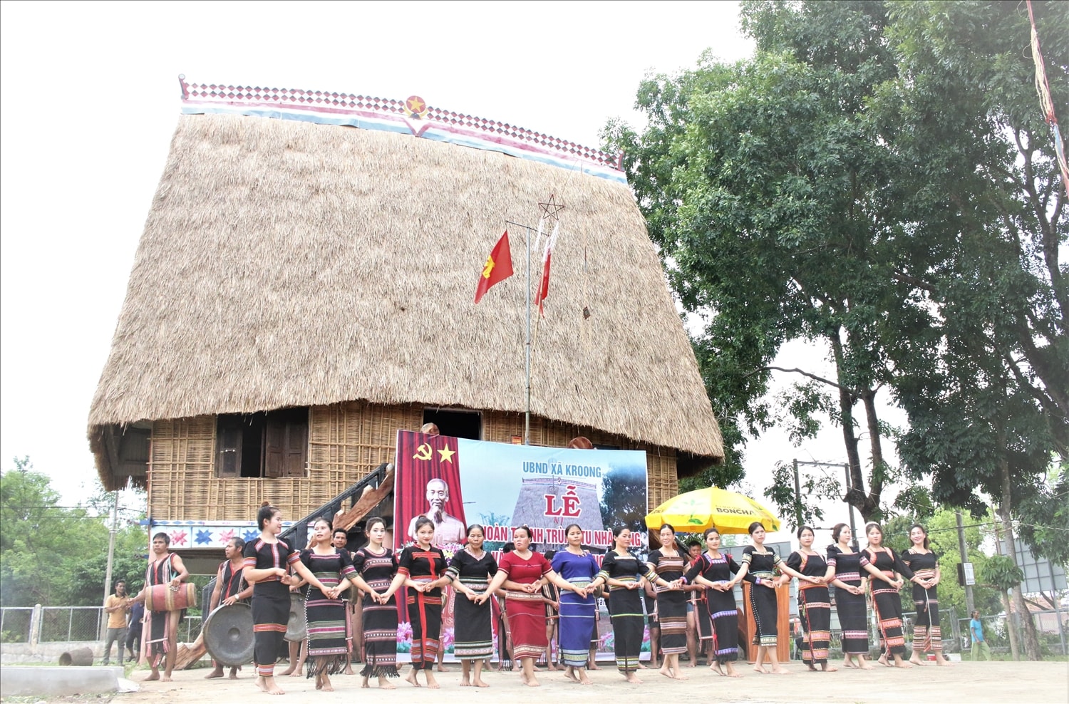 Đồng bào Ba Na – nhánh Rơ Ngao ở làng Kroong Klah, xã Kroong, thành phố Kon Tum trình diễn cồng chiêng, múa xoang mừng khánh thành nhà rông mới 