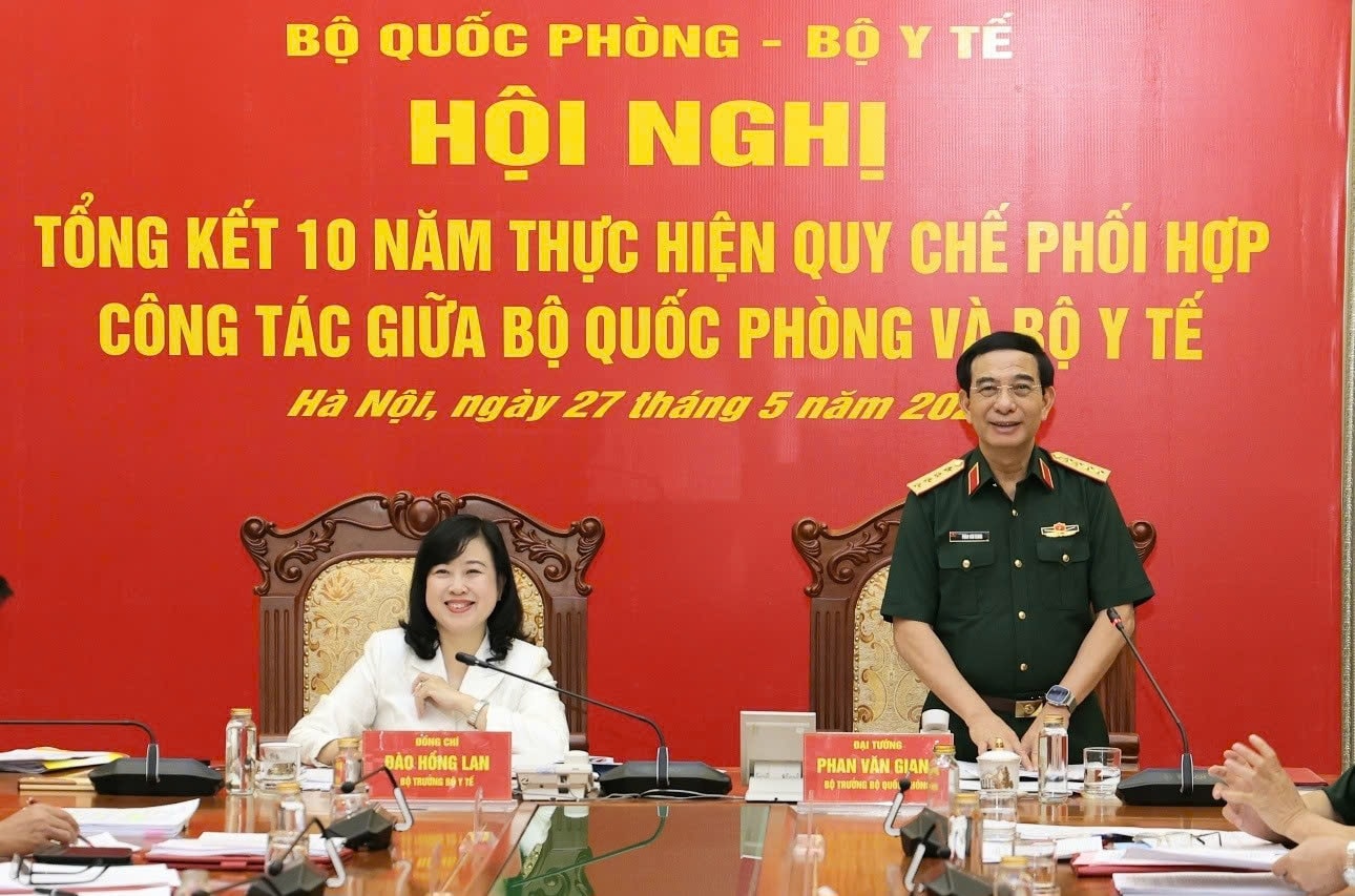 Đại tướng Phan Văn Giang, Ủy viên Bộ Chính trị, Phó Bí thư Quân uỷ Trung ương, Bộ trưởng Bộ Quốc phòng; Đồng chí Đào Hồng Lan, Uỷ viên Trung ương Đảng, Bộ Trưởng Bộ Y tế đồng chủ trì hội nghị