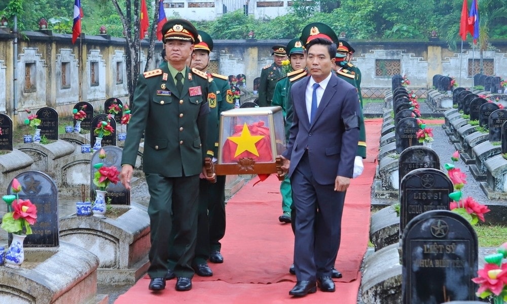 Bí thư Tỉnh ủy Thanh Hóa Nguyễn Doãn Anh và Đại tá Nếch Vị Khạ Chăn, Chính ủy Bộ CHQS tỉnh Hủa Phăn (Lào) đưa hài cốt liệt sĩ đến nơi an nghỉ tại Nghĩa trang Liệt sĩ Quốc tế Đồng Tâm.